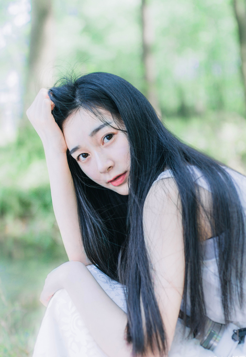 随着太史慈一声令下，一名士卒挑着一颗人头出现在江岸边。